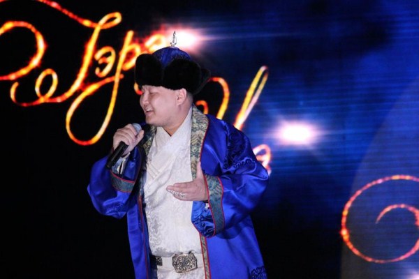 МУСТА Т.Дэлгэрмөрөнгийн “Гэрэлт үзэсгэлэн гоо” цэнгүүний фото сурвалжлагаас